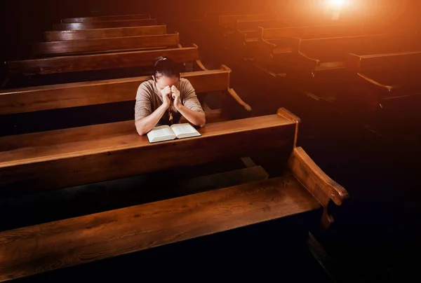 Mulher Cristã Rezando Igreja Mãos Cruzadas Bíblia Sagrada Mesa Madeira — Fotografia de Stock