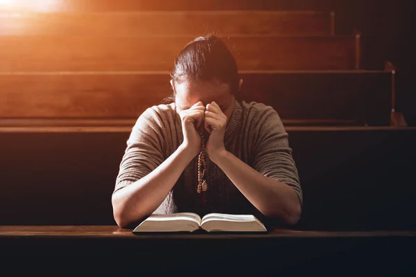 Mujer Cristiana Rezando Iglesia Manos Cruzadas Santa Biblia Sobre Escritorio — Foto de Stock