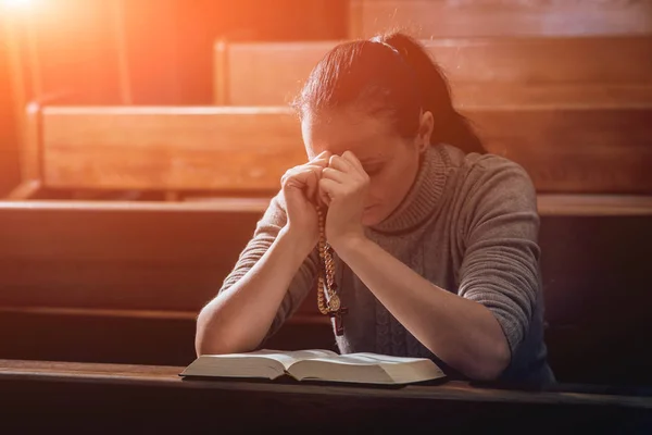 Mujer Cristiana Rezando Iglesia Manos Cruzadas Santa Biblia Sobre Escritorio — Foto de Stock