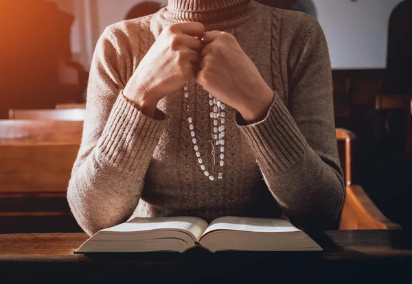 Mujer Cristiana Rezando Iglesia Manos Cruzadas Santa Biblia Sobre Escritorio —  Fotos de Stock