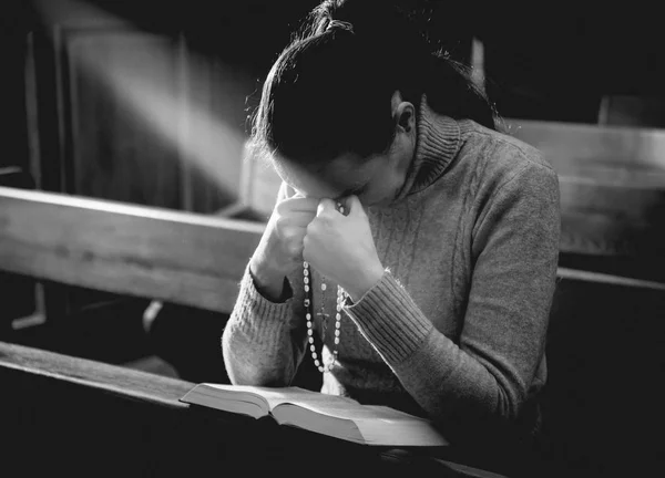 Mujer Cristiana Rezando Iglesia Manos Cruzadas Santa Biblia Sobre Escritorio —  Fotos de Stock