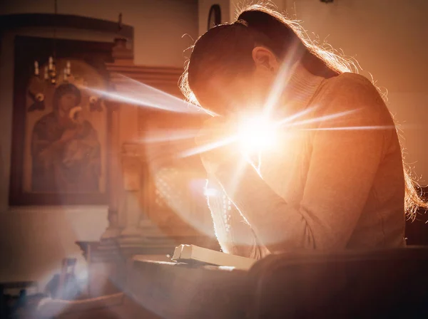 Mujer Cristiana Rezando Iglesia Manos Cruzadas Santa Biblia Sobre Escritorio — Foto de Stock