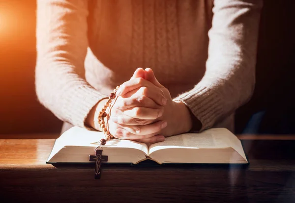 Mulher Cristã Rezando Igreja Mãos Cruzadas Bíblia Sagrada Mesa Madeira — Fotografia de Stock