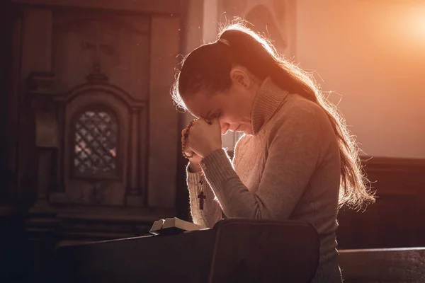 Modlitwa Kościele Chrześcijańskie Kobiety Ręce Skrzyżowane Pismo Święte Biurko Drewna — Zdjęcie stockowe