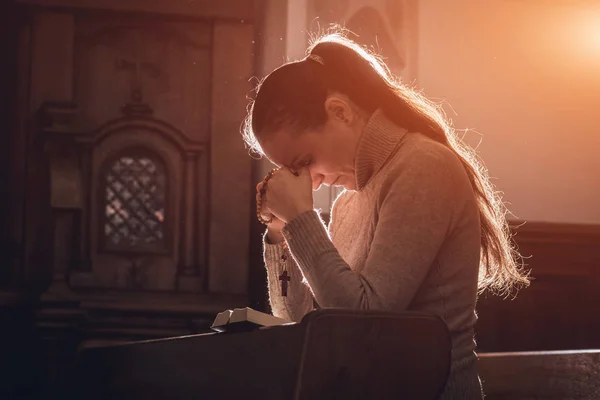 Mulher Cristã Rezando Igreja Mãos Cruzadas Bíblia Sagrada Mesa Madeira — Fotografia de Stock