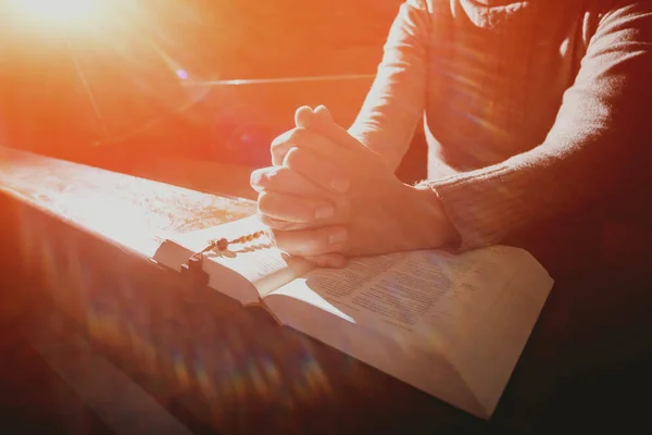 Mujer Cristiana Rezando Iglesia Manos Cruzadas Santa Biblia Sobre Escritorio —  Fotos de Stock