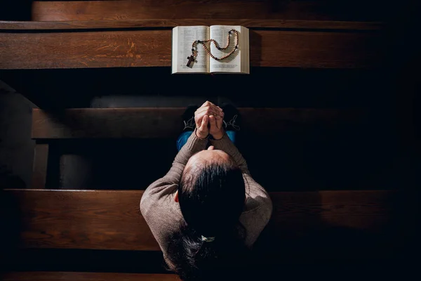 Mujer Cristiana Rezando Iglesia Manos Cruzadas Santa Biblia Sobre Escritorio — Foto de Stock