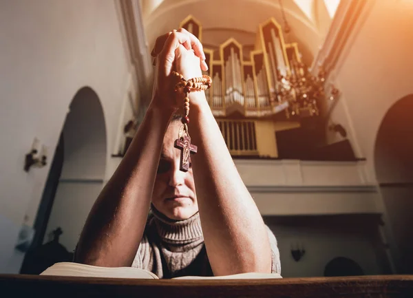 Christin Betet Der Kirche Hände Gekreuzt Und Heilige Bibel Auf — Stockfoto