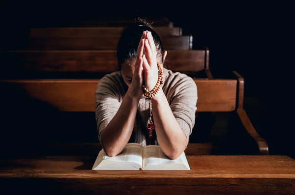 Mujer Cristiana Rezando Iglesia Manos Cruzadas Santa Biblia Sobre Escritorio —  Fotos de Stock