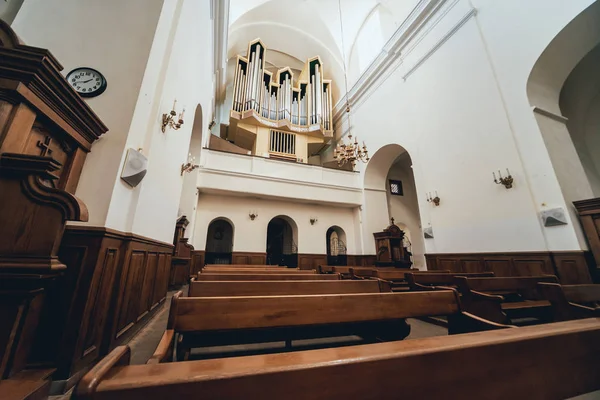 Vue Intérieure Une Vieille Église Avec Bancs Vides Contexte — Photo