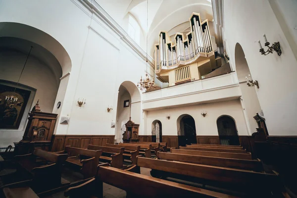 Widok Wewnątrz Starego Kościoła Pustych Ławek Tło — Zdjęcie stockowe