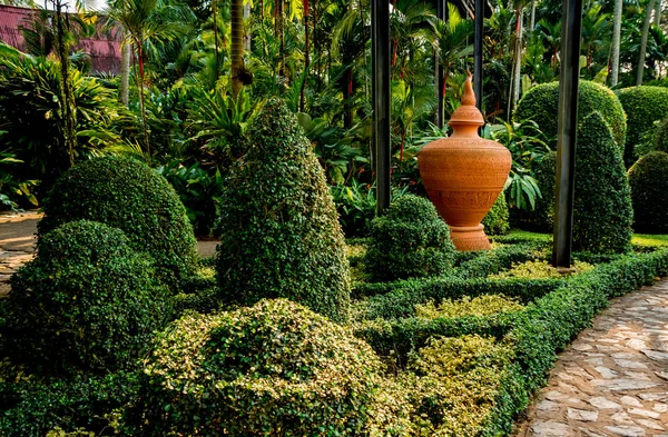 热带花园的豪华景观设计 美丽的风景热带花园 — 图库照片
