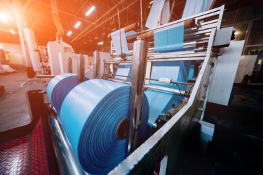 Modern fabrika üretim hattında otomatik. Plastik torba üretim süreci. Arka plan