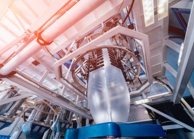 Modern fabrika üretim hattında otomatik. Plastik torba üretim süreci. Arka plan