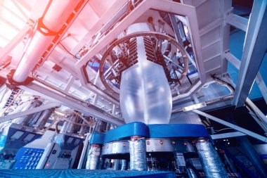 Modern fabrika üretim hattında otomatik. Plastik torba üretim süreci. Arka plan
