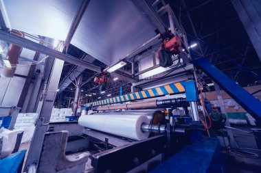 Modern fabrika üretim hattında otomatik. Plastik torba üretim süreci. Arka plan