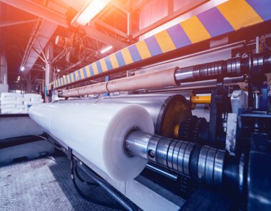 Modern fabrika üretim hattında otomatik. Plastik torba üretim süreci. Arka plan