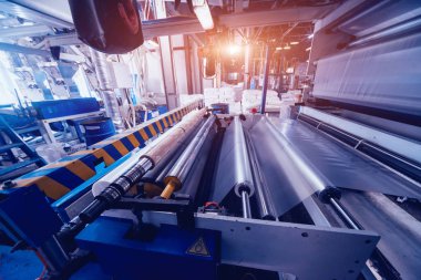 Modern fabrika üretim hattında otomatik. Plastik torba üretim süreci. Arka plan