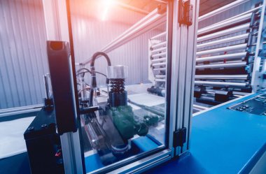 Modern fabrika üretim hattında otomatik. Plastik torba üretim süreci. Arka plan