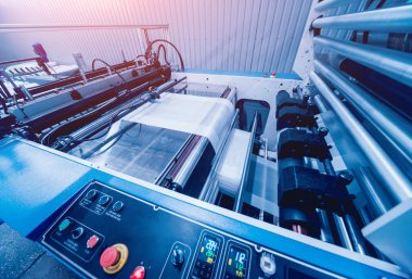 Modern fabrika üretim hattında otomatik. Plastik torba üretim süreci. Arka plan