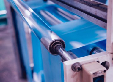 Modern fabrika üretim hattında otomatik. Plastik torba üretim süreci. Arka plan