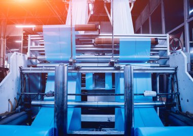 Modern fabrika üretim hattında otomatik. Plastik torba üretim süreci. Arka plan