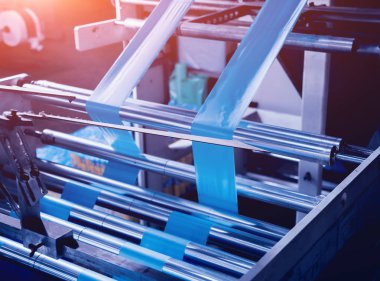 Modern fabrika üretim hattında otomatik. Plastik torba üretim süreci. Arka plan