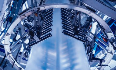 Modern fabrika üretim hattında otomatik. Plastik torba üretim süreci. Arka plan