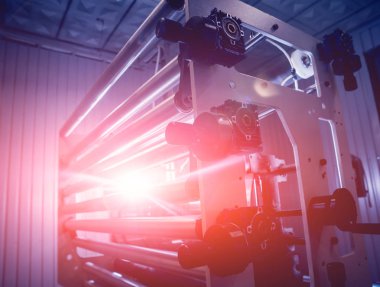 Modern fabrika üretim hattında otomatik. Plastik torba üretim süreci. Arka plan