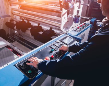 Modern fabrika üretim hattında otomatik. Plastik torba üretim süreci. Arka plan