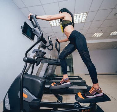 Spor salonunda antrenör çapraz eğitim genç kadın. Fitness merkezi halklar. Koşu bandı. Sağlık kavramı