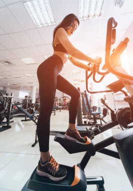 Spor salonunda antrenör çapraz eğitim genç kadın. Fitness merkezi halklar. Koşu bandı. Sağlık kavramı