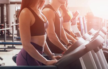 Genç eğitim salonunda treadmill peoples. Fitness merkezinde. Sağlık kavramı