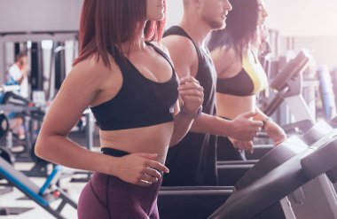 Genç eğitim salonunda treadmill peoples. Fitness merkezinde. Sağlık kavramı