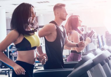 Genç eğitim salonunda treadmill peoples. Fitness merkezinde. Sağlık kavramı