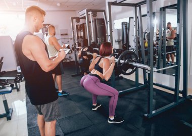 Spor salonunda fitness eğitmeni ile egzersiz fitness kadın. Kişisel fitness eğitmeni. Kişisel eğitim.