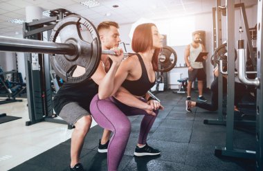 Spor salonunda fitness eğitmeni ile egzersiz fitness kadın. Kişisel fitness eğitmeni. Kişisel eğitim.
