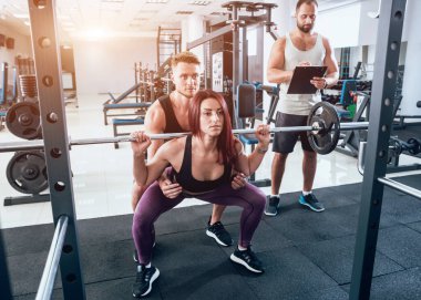 Spor salonunda fitness eğitmeni ile egzersiz fitness kadın. Kişisel fitness eğitmeni. Kişisel eğitim.