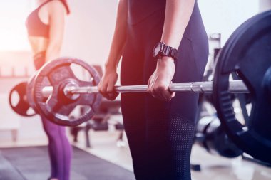 Güzel atletik genç kadın yapma egzersiz jimnastik salonu. Kas vücut olan kadın. Fitness kavramı.