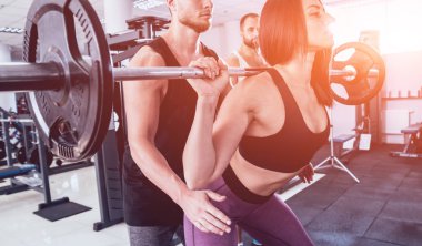 Spor salonunda fitness eğitmeni ile egzersiz fitness kadın. Kişisel fitness eğitmeni. Kişisel eğitim.