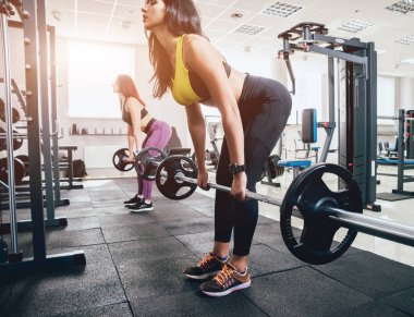 Güzel atletik genç kadın yapma egzersiz jimnastik salonu. Kas vücut olan kadın. Fitness kavramı.