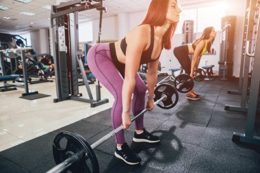 Güzel atletik genç kadın yapma egzersiz jimnastik salonu. Kas vücut olan kadın. Fitness kavramı.