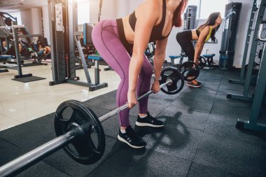 Güzel atletik genç kadın yapma egzersiz jimnastik salonu. Kas vücut olan kadın. Fitness kavramı.