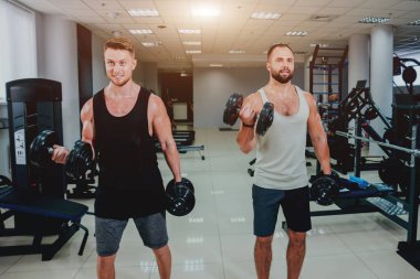 Yapma genç atletik erkek spor salonunda egzersiz. Kas vücut genç erkeklerle. Fitness kavramı.