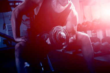 Yakışıklı kaslı adam dumbell ile çalışma dışarı. Fitness kavramı.