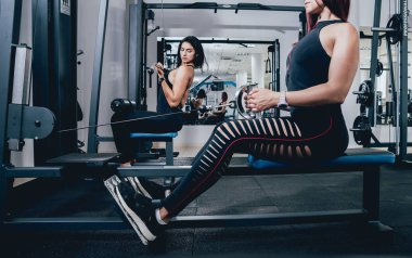 Güzel atletik genç kadın yapma egzersiz jimnastik salonu. Kas vücut olan kadın. Fitness kavramı.