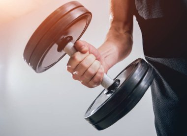 Yakışıklı kaslı adam dumbell ile çalışma dışarı. Fitness kavramı.