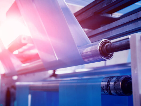 Современная автоматизированная производственная линия на заводе. Процесс производства пластиковых пакетов. Фон
