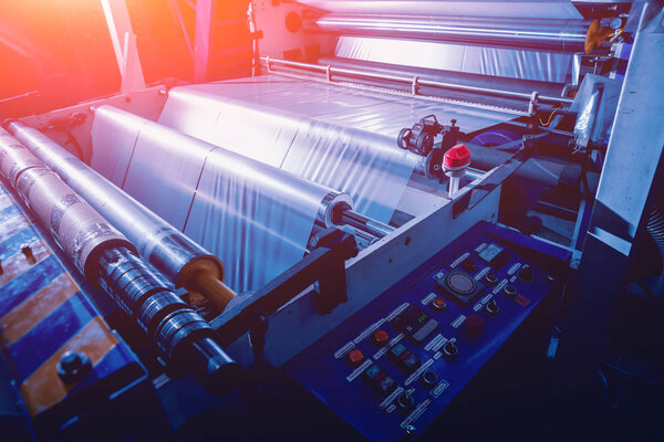 Современная автоматизированная производственная линия на заводе. Процесс производства пластиковых пакетов. Фон
