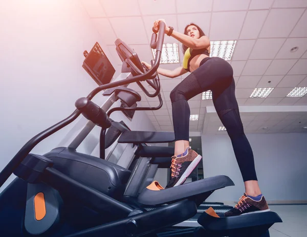 Jonge Vrouw Training Cross Trainer Sportschool Volkeren Het Fitnesscentrum Loopband — Stockfoto